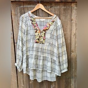 Gorgeous Anthropologie Darlene top. Lovely light weight fabric w/ flecks of gold